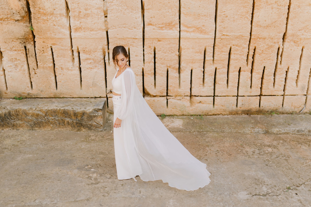 Vestido de novia con pantalón y capa