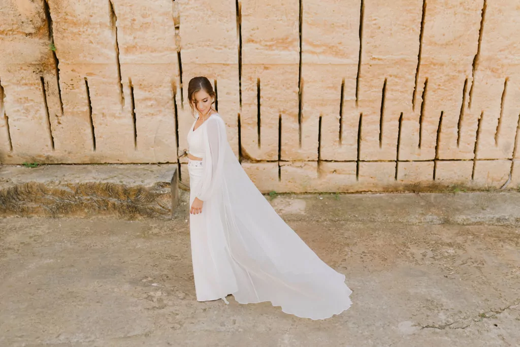 Vestido de novia con pantalón y capa